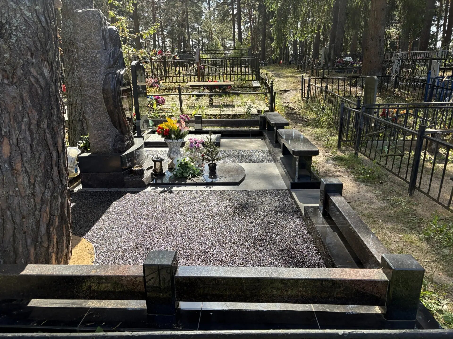 Мемориал с гранитной лавкой